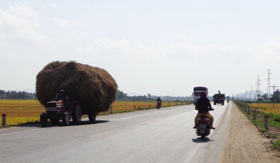 Xe công nông chở rơm quá khổ