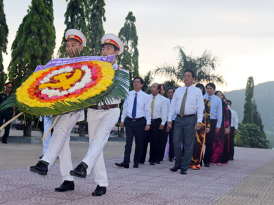 Đoàn đại biểu Ban Chấp hành Đảng bộ tỉnh Khánh Hòa viếng và đặt vòng hoa tại nghĩa trang liệt sĩ Hòn Dung, TP. Nha Trang.