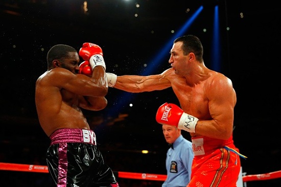 Nhờ sải tay dài và chiều cao tốt hơn, võ sĩ người Ukraina lao vào tấn công ngay sau hiệu lệnh khai cuộc.