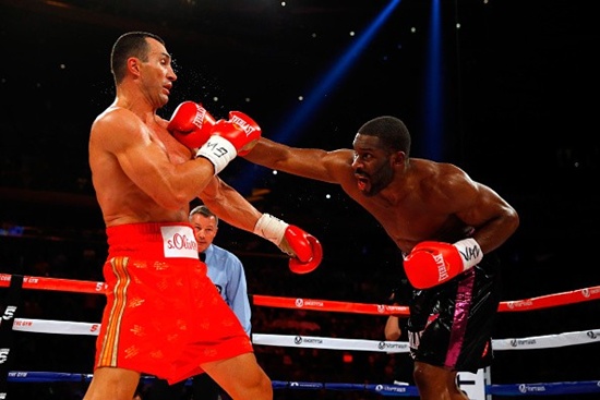 Suốt 12 hiệp, võ sĩ đến từ Philadelphia cũng tung ra vài cú đấm trúng đích. Một trong số ấy khiến Klitschko dính vết rách nhỏ dưới mắt trái.