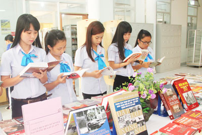 Sinh viên Trường Cao đẳng Sư phạm Nha Trang xem sách về chủ đề  Giải phóng miền Nam, thống nhất đất nước tại Thư viện tỉnh.