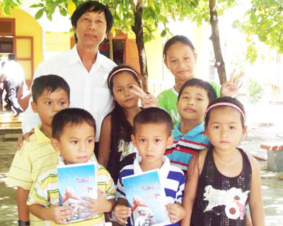 Nhạc sĩ Lê Văn Cầu tặng tập nhạc Trường Sa thân yêu cho thiếu nhi huyện đảo.