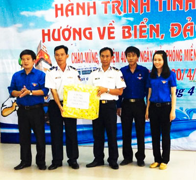 Tặng 100 lá cờ Tổ quốc và ảnh Bác Hồ cho ngư dân