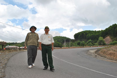 Đại tá Nguyễn Quang Lâm và cựu chiến binh Lê Thuận Kha thăm lại đèo Phượng Hoàng.