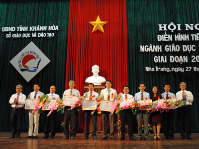 Nhiều tập thể, cá nhân được khen thưởng