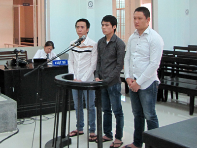 Từ trái qua, các bị cáo: Chinh, Toàn, Tâm.