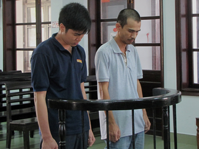 Bị cáo Chinh (trái) và Vũ.