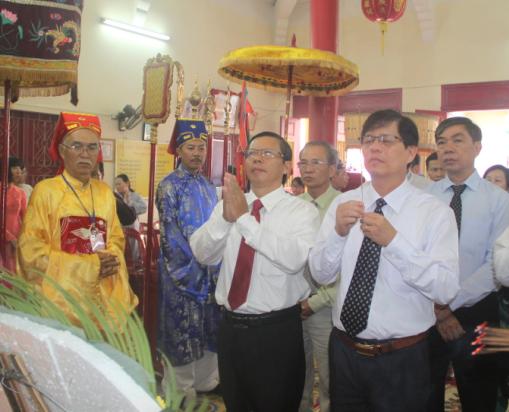 Ông Nguyễn Tấn Tuân - Phó Bí thư thường trực Tỉnh ủy, Trưởng đoàn Đại biểu Quốc hội tỉnh (bên phải) dâng hương tưởng nhớ các vua Hùng