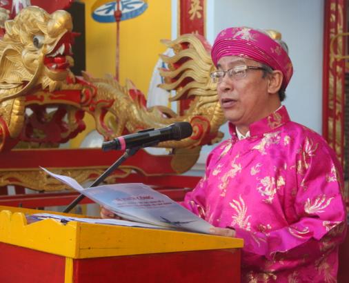 Ông Lê Xuân Thân đọc diễn văn khai mạc Lễ Giỗ tổ Hùng Vương tại đền Hùng Vương, TP. Nha Trang