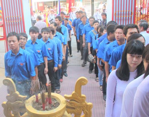 Đoàn viên, thanh niên TP. Nha Trang đến thắp hương tưởng nhớ công đức các vua Hùng