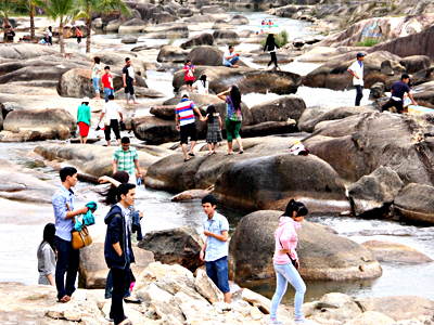 Tourists visiting Waterland Thach Lam Stream Tourist Area