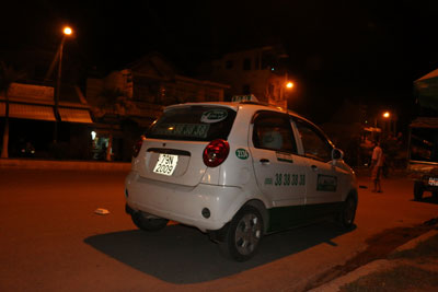 Chiếc xe taxi bị toán cướp bỏ lại bên đường.