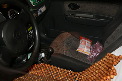 Chai nước khoáng cùng một chiếc bánh mà 2 tên cướp mua trước đó bỏ lại trong xe taxi. 