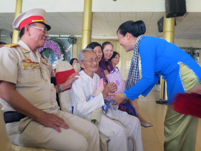 Lãnh đạo Hội LHPN thành phố tặng quà cho Mẹ Việt Nam Anh hùng Phan Thị Sẻ.