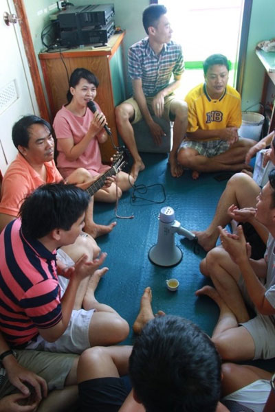 Ca sĩ Hoài Thương (Đoàn ca múa nhạc Hải Đăng) hát giao lưu cùng chiến sĩ trên tàu 996.