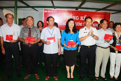 Tỉnh Khánh Hòa tặng bằng khen cho 3 đơn vị trong chuyến công tác tại Trường Sa