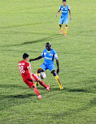 Sanna Khánh Hòa đả bại "Chelsea Việt Nam"