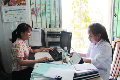 Sinh viên làm thủ tục tại Khoa Du lịch - Thương mại.