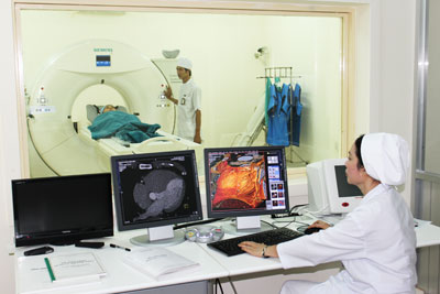 Bác sĩ Bệnh viện Đa khoa tỉnh đang đọc hình ảnh từ máy MSCT 128 lát cắt.