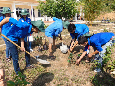 Đoàn viên, thanh niên tham gia trồng cây ăn quả tại Trung tâm Bảo trợ xã hội huyện. 