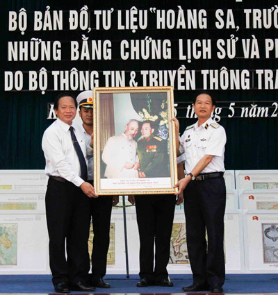 Tiếp nhận tư liệu, bản đồ về Hoàng Sa, Trường Sa