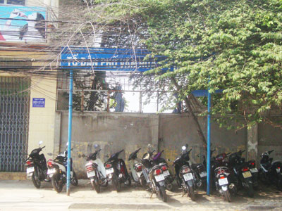 Biển hiệu tổ dân phố văn hóa bị che phủ