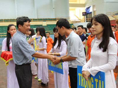  Ban tổ chức tặng cờ lưu niệm cho các đội tham dự giải.