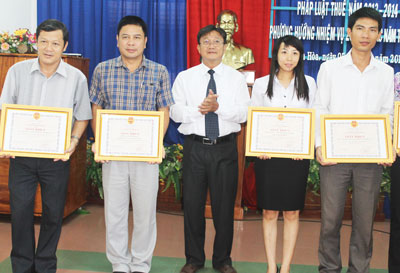 Ông Nguyễn Xuân Dũng - Cục trưởng Cục Thuế tỉnh trao giấy khen cho các tập thể.