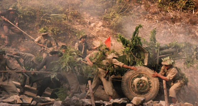 Cảnh kéo pháo trong phim “Đường lên Điện Biên”.