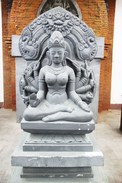 Triển lãm "Tháp Chăm ở miền Trung"