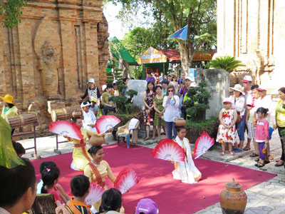 Du khách thưởng thức điệu múa Chăm dưới chân Tháp Bà Ponagar ở Nha Trang.