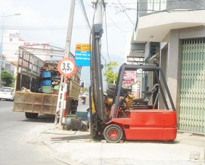 Vỉa hè thành nơi để xe, vật tư