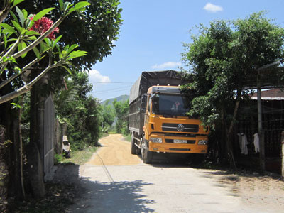 Đừng để đường liên thôn chịu đựng quá tải