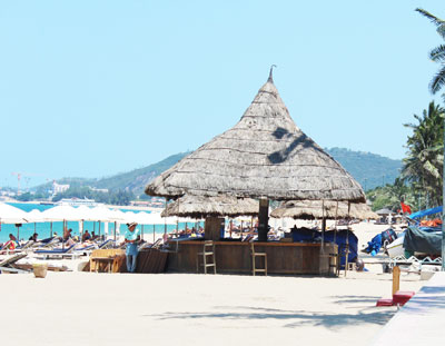 Việc lắp đặt chòi bán đồ ăn uống trên bãi biển như thế này  gây ảnh hưởng đến không gian chung.