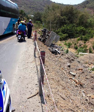 Va quẹt xe khách, xe tải lăn xuống vệ đường