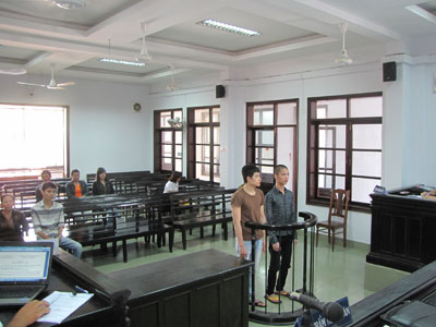 Hai bị cáo trước tòa.