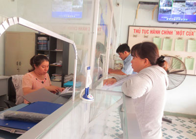 Người dân đến giao dịch tại Bộ phận Tiếp nhận và trả kết quả của phường.