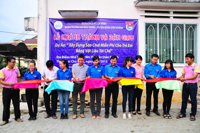 Bàn giao công trình sân chơi miễn phí cho trẻ em