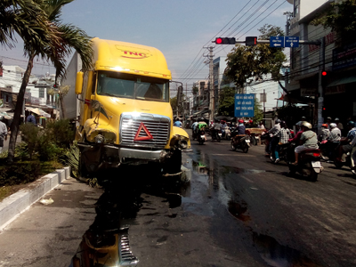 Tránh xe ba gác, xe container leo dải phân cách
