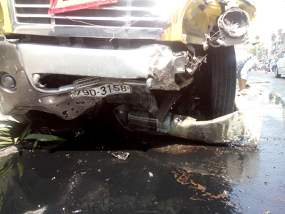 Đầu xe container hư hỏng nặng.