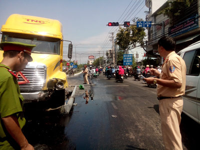 Công an khám nghiệm hiện trường để điều tra.