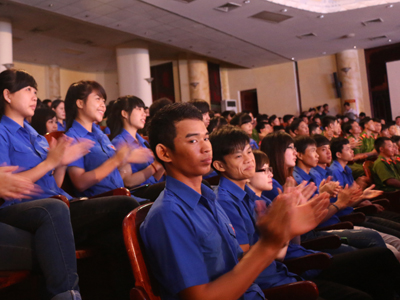  Đông đảo đoàn viên, thanh niên dõi theo các tiết mục văn nghệ của các thí sinh.