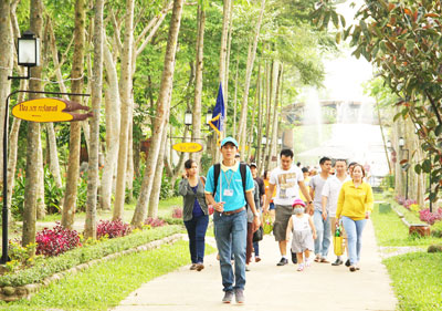 Hướng dẫn viên Saigontourist đưa khách đi tham quan tại khu du lịch Alba Thanh Tân.