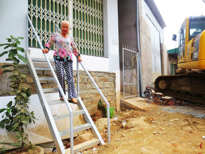 Nhà thấp hơn đường Phong Châu: Đang tìm hướng xử lý