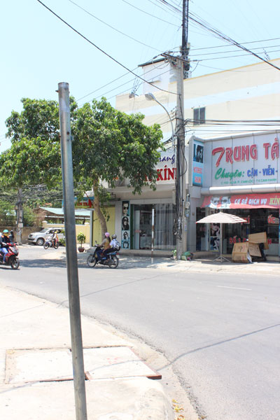 Cần lắp lại biển tên đường