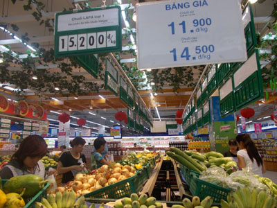 Nhiều người tiêu dùng lựa chọn mua rau tại siêu thị.