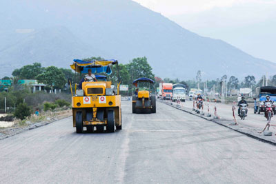 Các nhà thầu thi công trên địa bàn thị xã Ninh Hòa. 