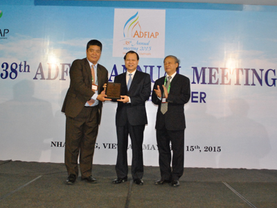 ông Pema Tshering, Chủ tịch Hiệp hội ADFIAP đã trao tặng Kỷ niệm chương cho Phó Thủ tướng Vũ Văn Ninh