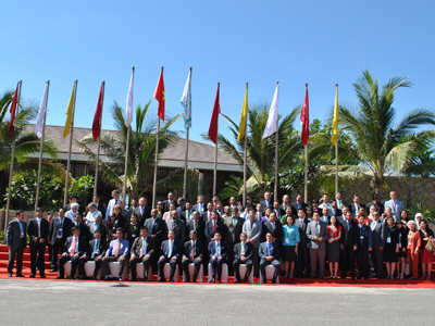 Các đại biểu tham dự hội nghị chụp ảnh lưu niệm