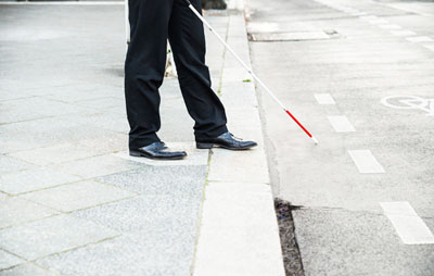 Gậy thông minh giúp người mù nhận diện khuôn mặt